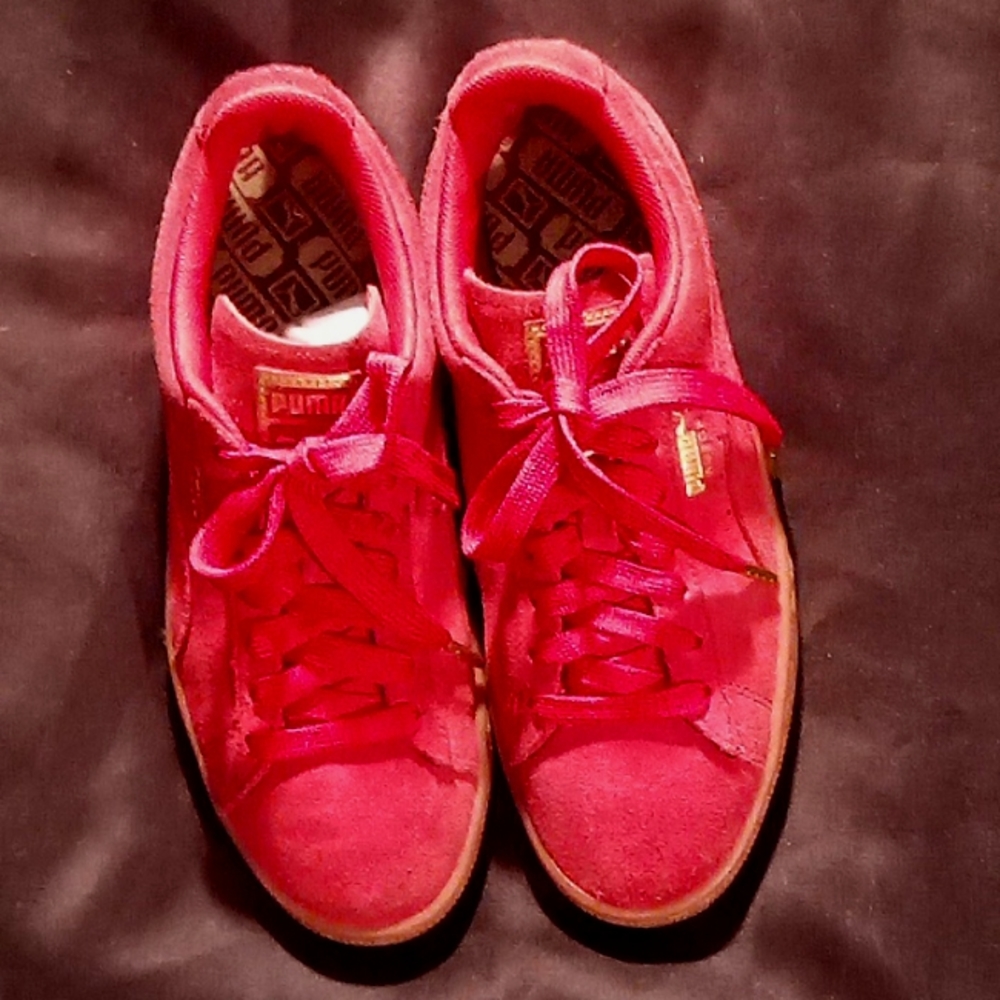 Women's Classic Suede Pumas Size 8.5  in Astro Red
